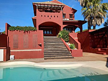 Foto Venta de casa con piscina y terraza en Chiclana de la Frontera, Las lomas de sancti petri