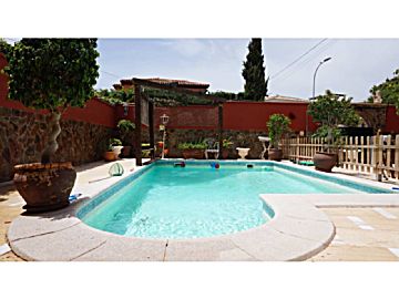 25170 Venta de casa con piscina y terraza en Puerto Marina (Benalmádena)