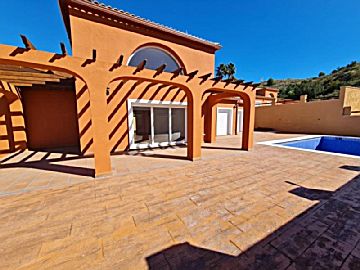 Foto Venta de casa con piscina y terraza en Busot, Urb Bonalba Alta