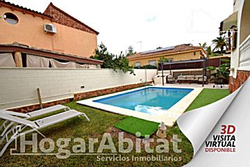 Foto Venta de casa con piscina y terraza en La Pobla de Vallbona , Urb. Maravisa