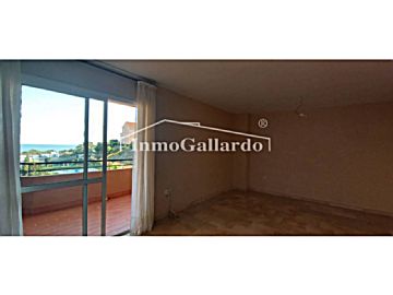 008183 Venta de piso con piscina y terraza en Miraflores del Palo (Málaga)