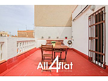 002437B Alquiler de ático con terraza en Poble - Sec (Barcelona)