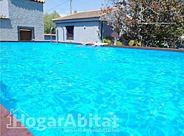 Foto Venta de casa con piscina y terraza en Llíria, Urb. Chuliesa