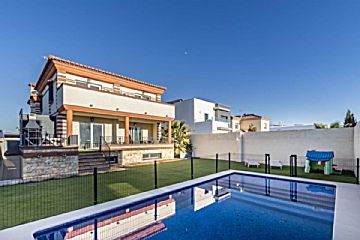 Foto Venta de casa con piscina y terraza en Las Gabias , Urb. Los Chopos