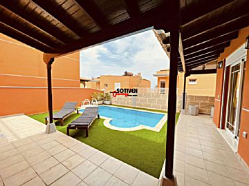 Foto 1 Alquiler de casa con terraza en Los Cristianos (Arona)