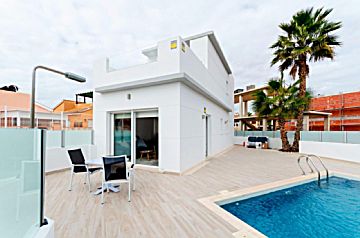 Foto Venta de casa con piscina y terraza en La Siesta, El Salado, Torreta, El Chaparral (Torrevieja), Torreta florida