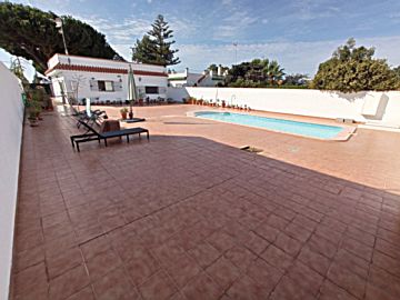 Foto Venta de casa con piscina y terraza en Chipiona, Pinar de la Villa