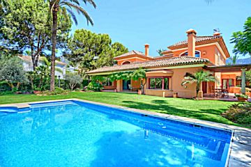 Imagen 1 Venta de casa con piscina en Lomas de Marbella Club-Puente Romano (Marbella (Municipio))