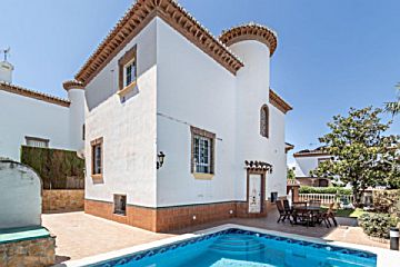 Foto Venta de casa con piscina y terraza en La Zubia , Mirador de la reina