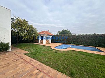 Foto Venta de casa con piscina y terraza en Dos Hermanas (Pueblo), La Motilla - Fuente del Rey