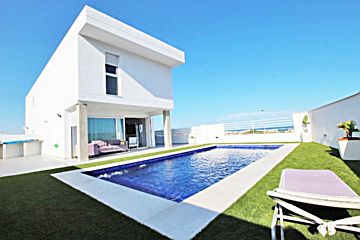 Foto Venta de casa con piscina y terraza en Guardamar del Segura, Los secanos