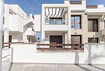 Foto Venta de casa con piscina y terraza en Los Balcones, Los Altos, Punta Prima (Torrevieja), Los balcones