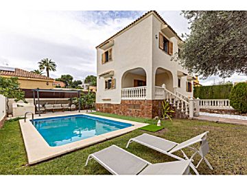 CG6634 Venta de casa con piscina y terraza en La Pobla de Vallbona 