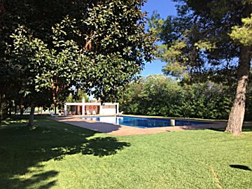  Venta de casa con piscina y terraza en Beniarjó