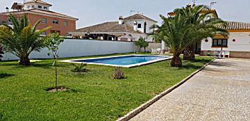 Foto Venta de casa con piscina en Montequinto (Dos Hermanas), Centro