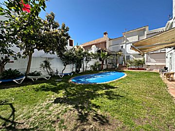 Foto Venta de casa con piscina y terraza en Puerto deportivo (Fuengirola), Centro