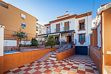 Foto Venta de casa con piscina y terraza en Zaidín - Vergeles (Granada), Cervantes