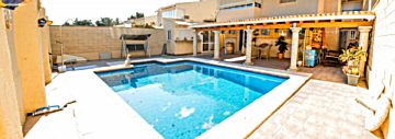 Foto Venta de casa con piscina y terraza en La Nucia , Urbanizaciones
